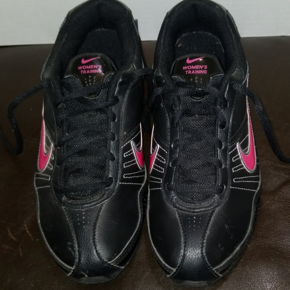 WOMEN'S NIKE AIR TRAINING TENNIS SHOES SZ.8